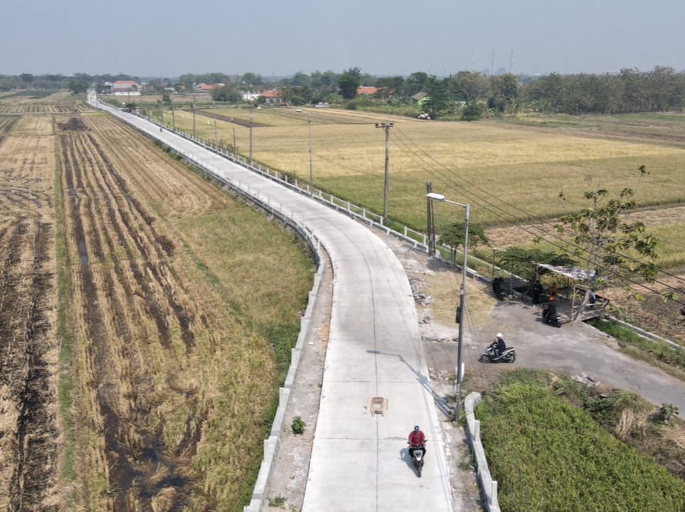 PROGRES BETONISASI RUAS JALAN TARIK – MLIRIPROWO CAPAI 71,5 PERSEN