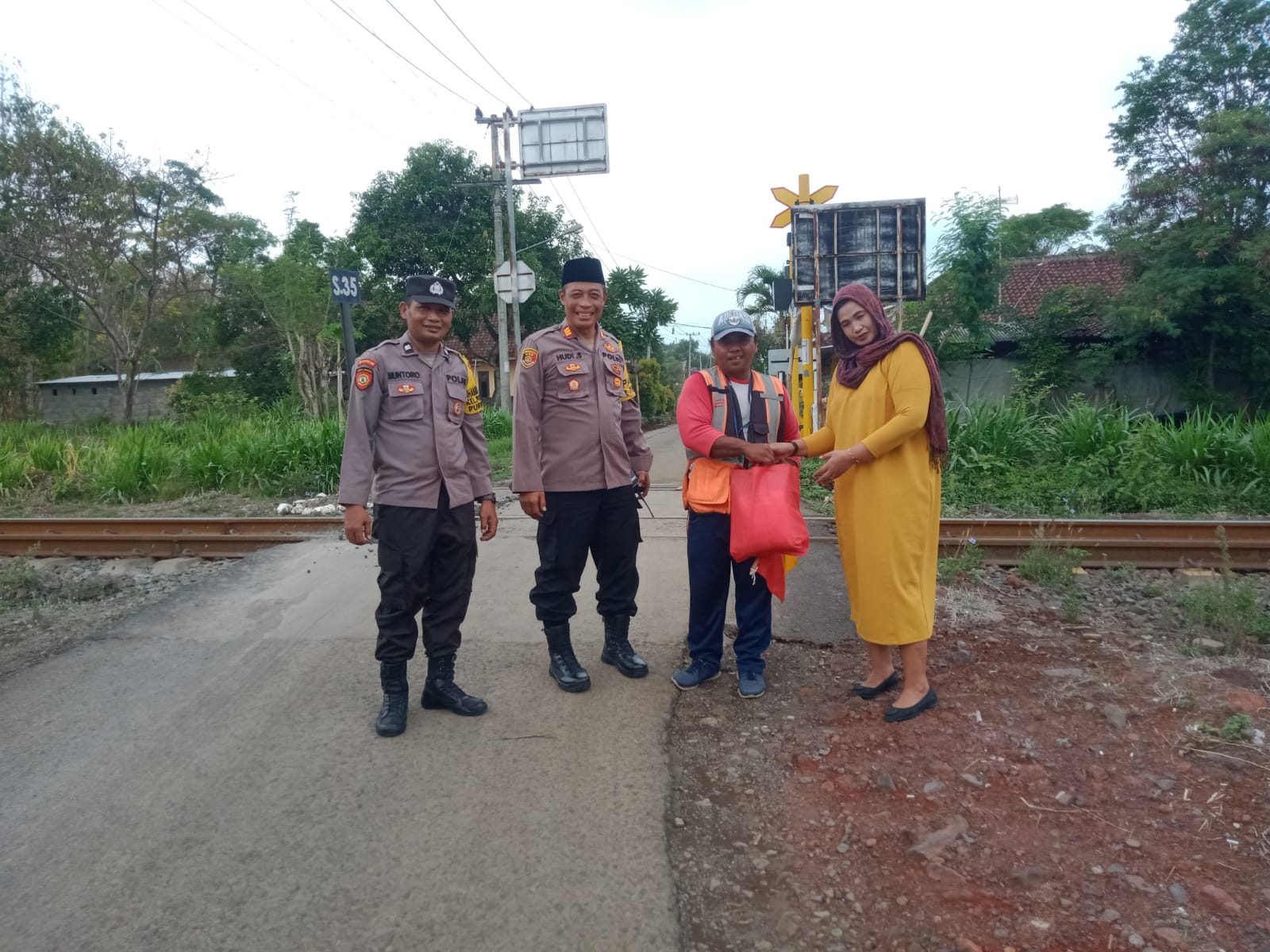 Kapolsek Purwosari laksanakan Giat Pemasangan Spanduk Peringatan Di Perlintasan Rel Kereta Api