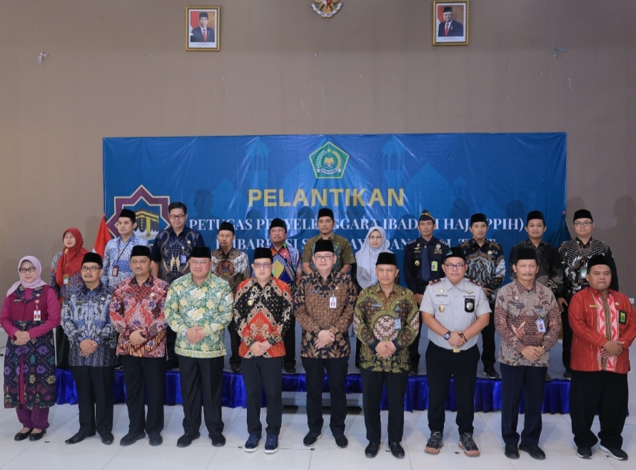 Pj. Gubernur Jatim Adhy Karyono Kukuhkan 23 PPIH Embarkasi Surabaya 2024