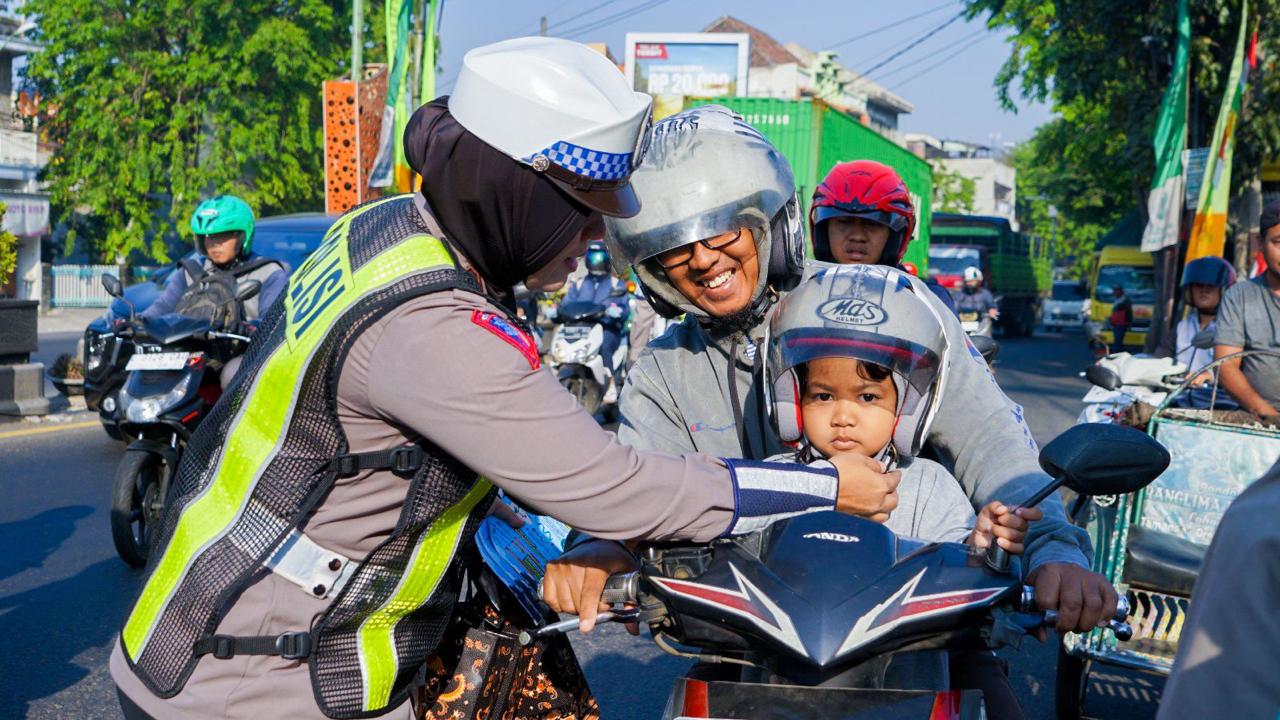 Peduli Keselamatan, Satlantas Pasuruan Bagikan Helm SNI dan Reward