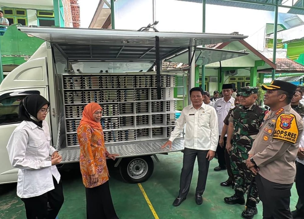 Plt. Bupati Sidoarjo Dan Gubernur Terpilih Jawa Timur Tinjau Pelaksanaan Makan Bergizi Gratis (MBG) Di SMPN 1 Candi