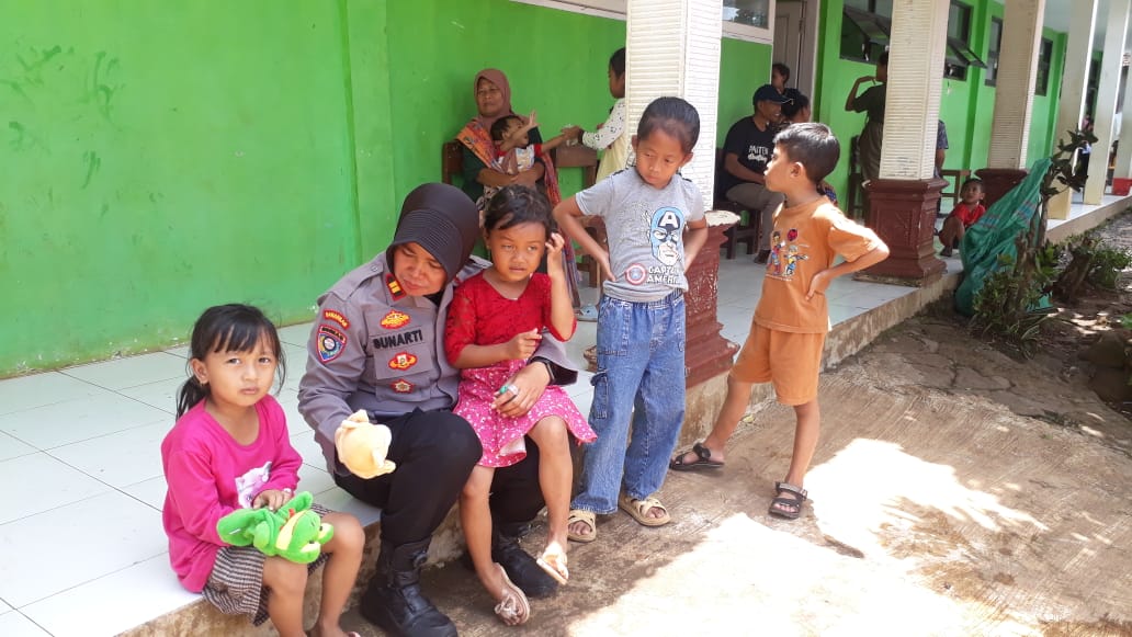 Polres Pasuruan Beri Trauma Healing Anak – anak Korban Bencana Tanah Gerak di Purwodadi