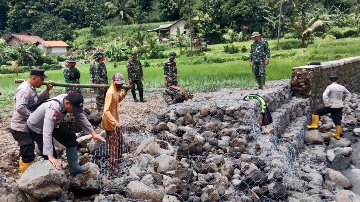 Gotong Royong, Polisi Bersama TNI dan Warga Bersihkan Material Banjir Bandang di Bondowoso