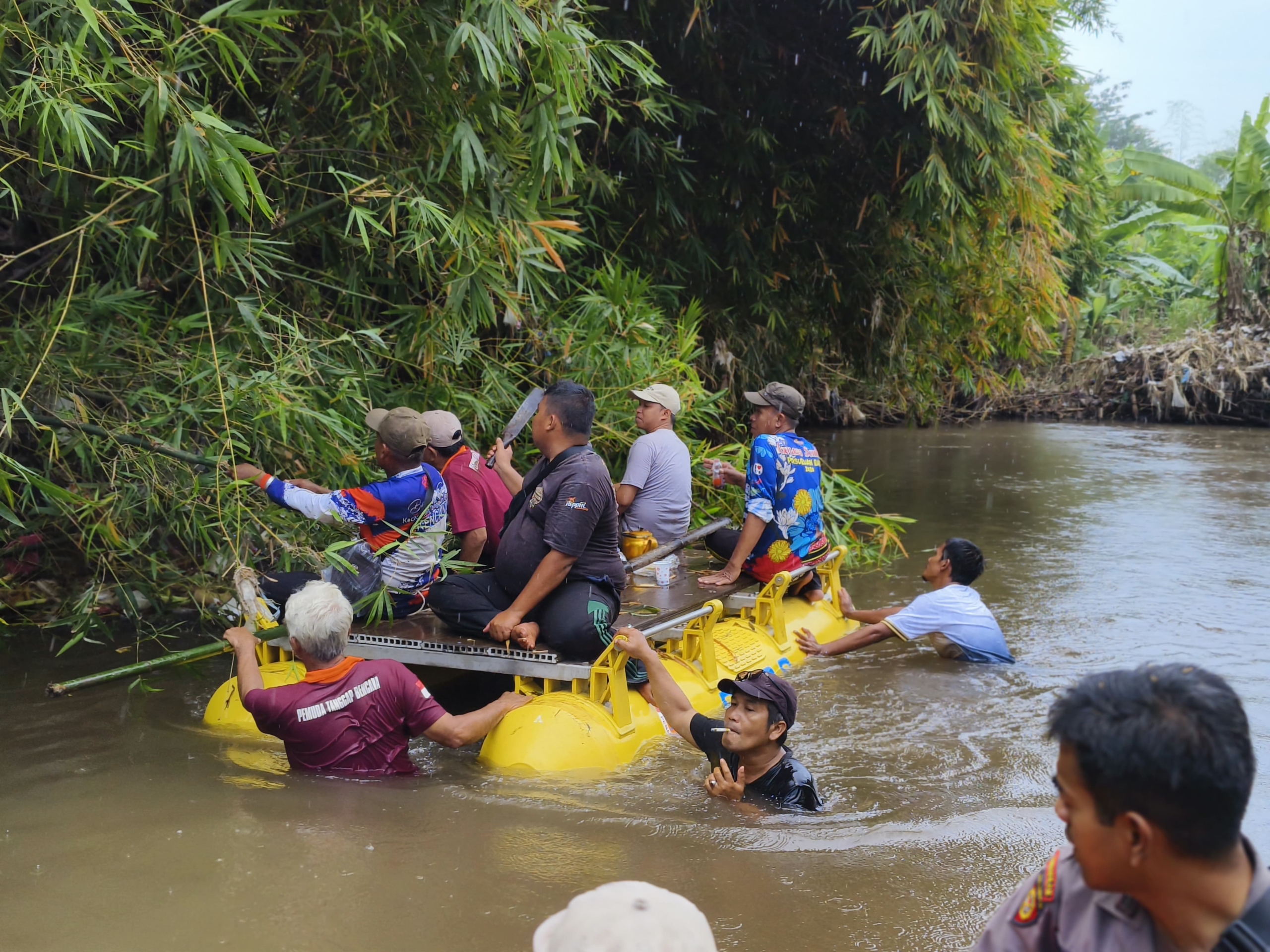 Tiga Pilar Bersama Kepala Desa dan Karang Taruna Gelar Aksi Bersih Sungai Winongan