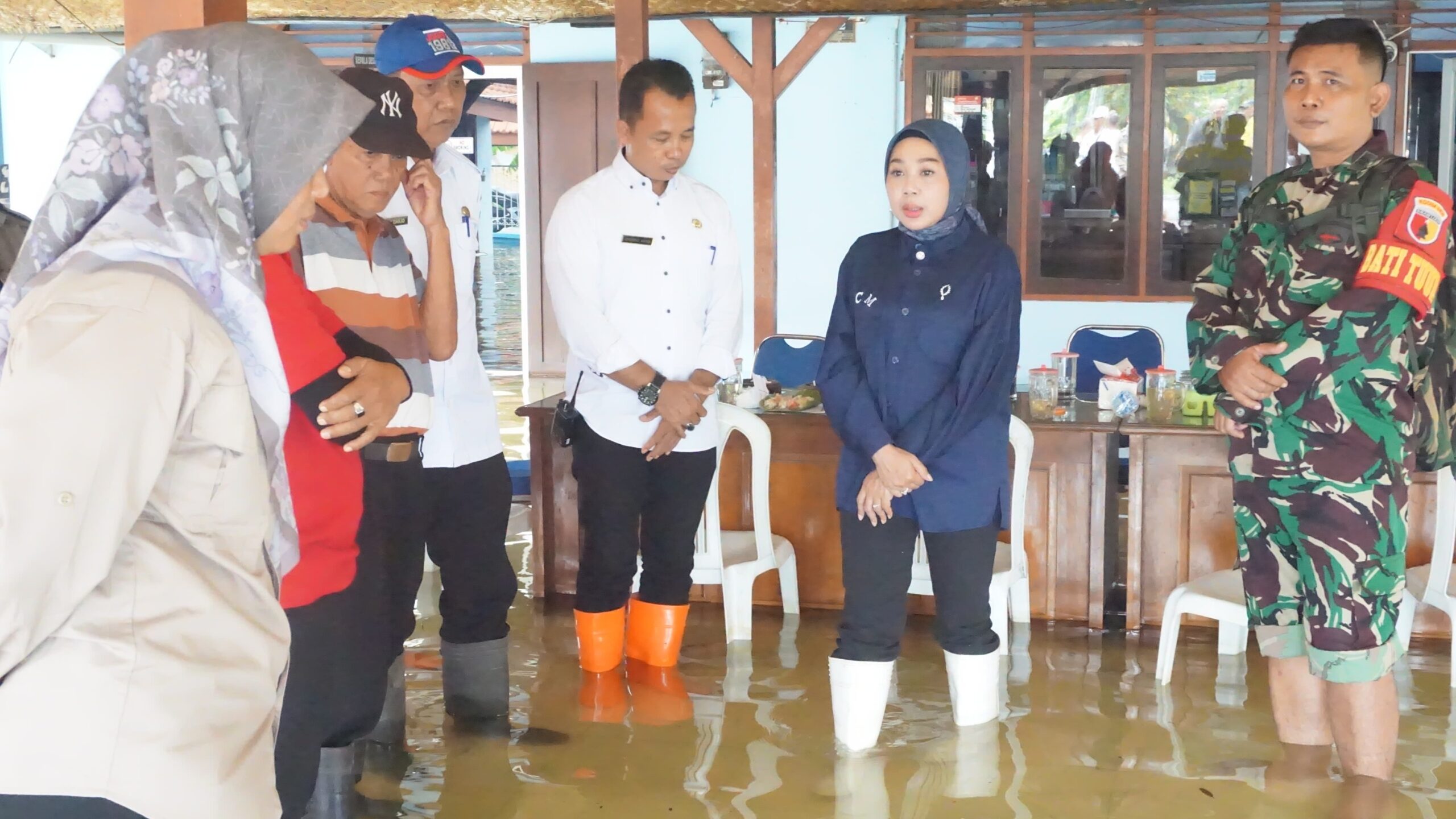 Wabup dan Ketua TP PKK Sidoarjo Kunjungi Korban Banjir di Krian dan Porong