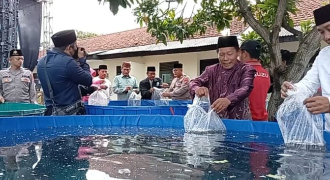 Galakkan Ketahanan Pangan, Kapolsek Purwodadi Tebar Ribuan Benih Ikan di Mapolsek