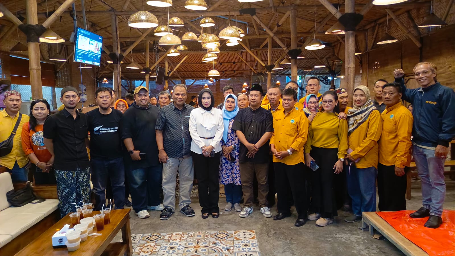 Wabup Sidoarjo beserta Suami Rahmad Muhajirin Buka Bersama dengan Awak Media