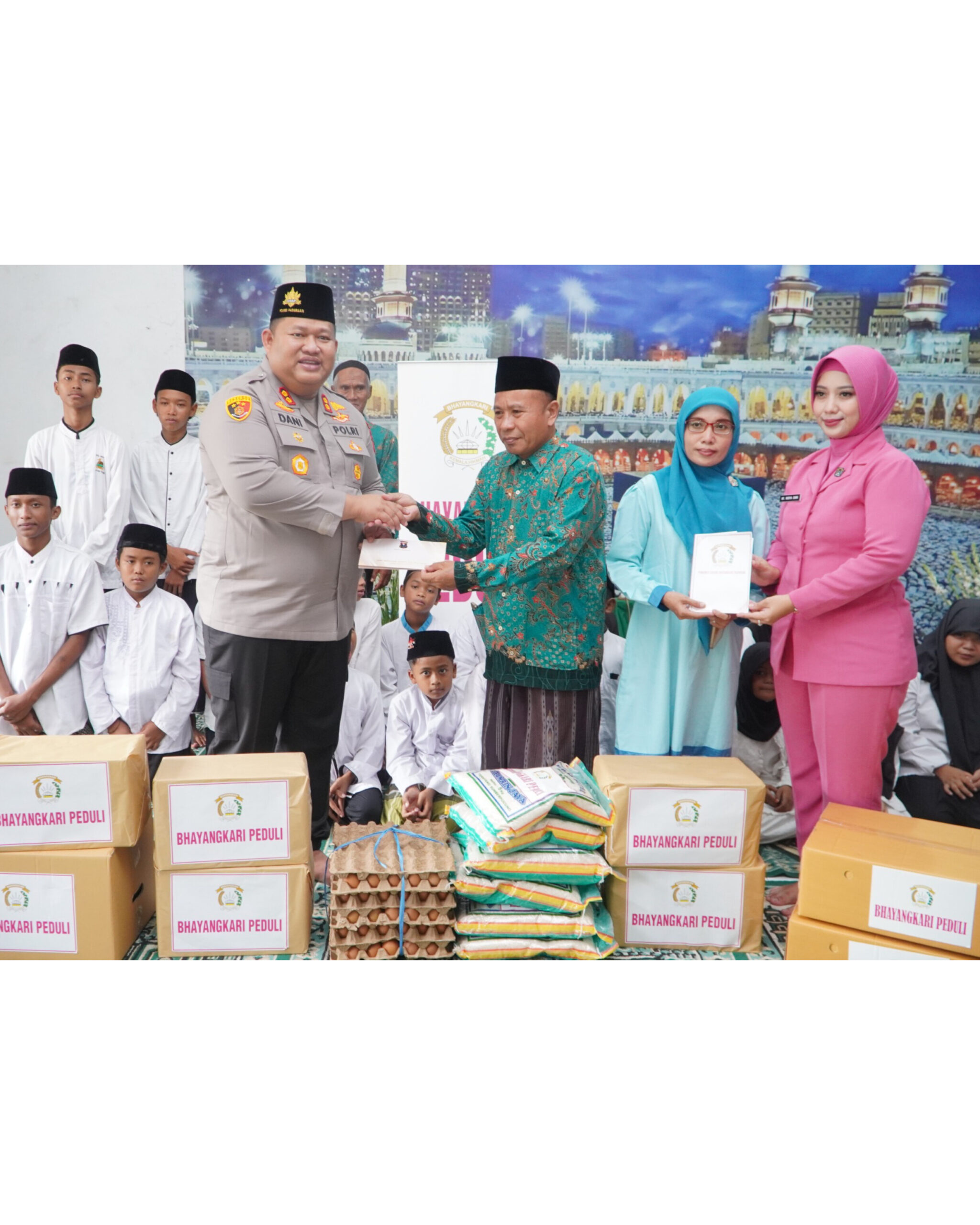 Kapolres Pasuruan Berikan Bantuan kepada Anak Yatim di Yayasan Al-Muttaqin