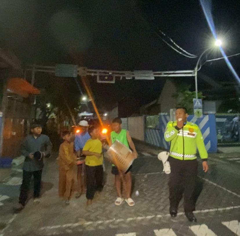 Cegah Tawuran dan Pencurian, Polres Pasuruan Dampingi Remaja Bangunkan Sahur