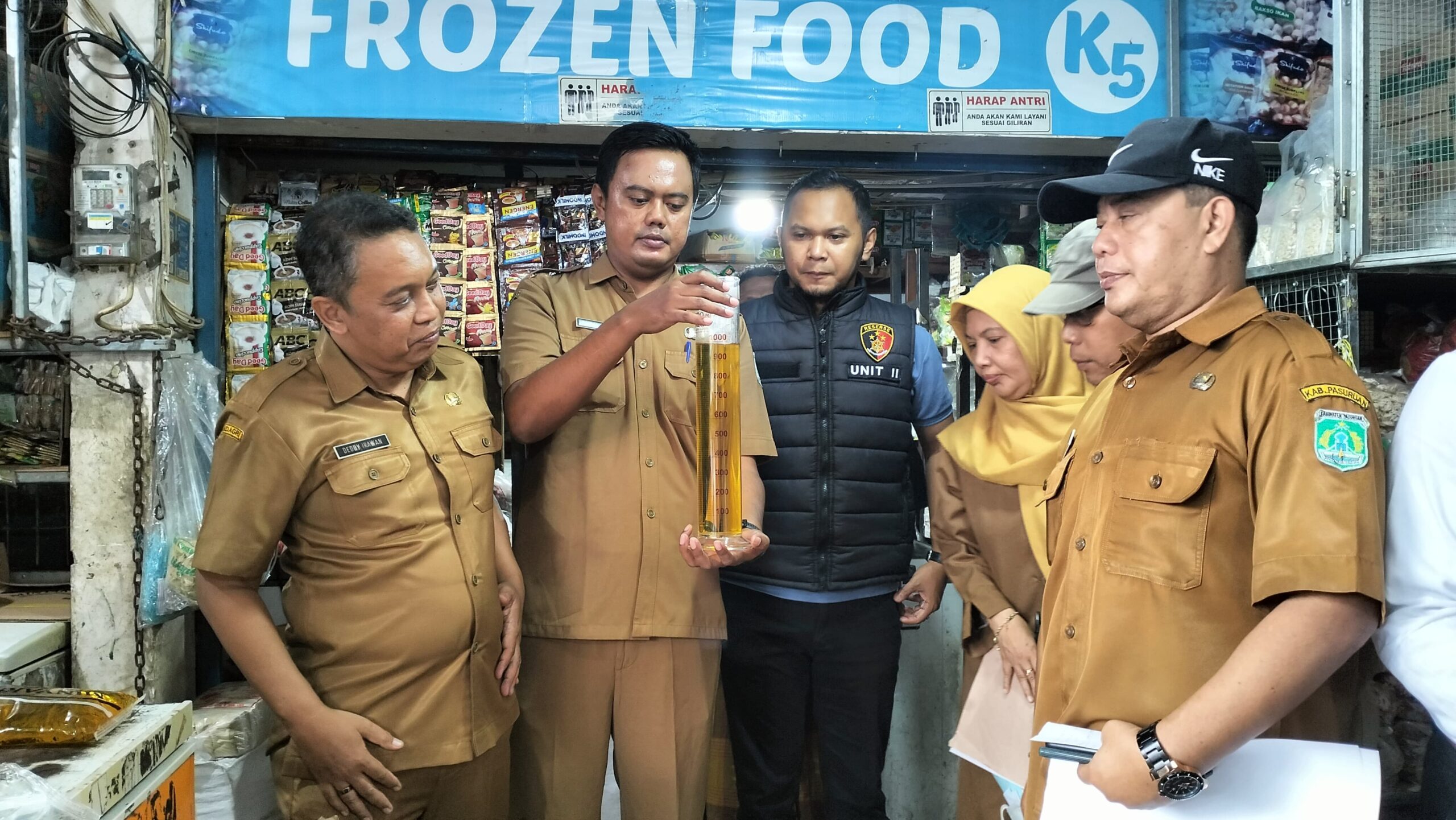 Satgas Pangan Polres Pasuruan Awasi Peredaran Minyak Kita yang Tak Sesuai Takaran
