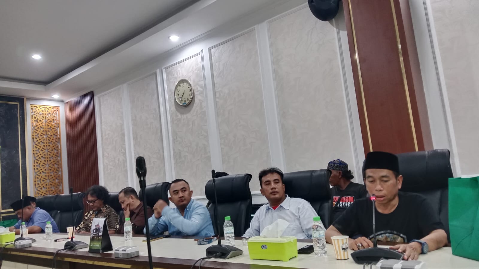 Sugeng Samiadji beserta masyarakat desa Ambal – Ambil gelar audensi bersama Komisi 1 DPRD Kabupaten Pasuruan