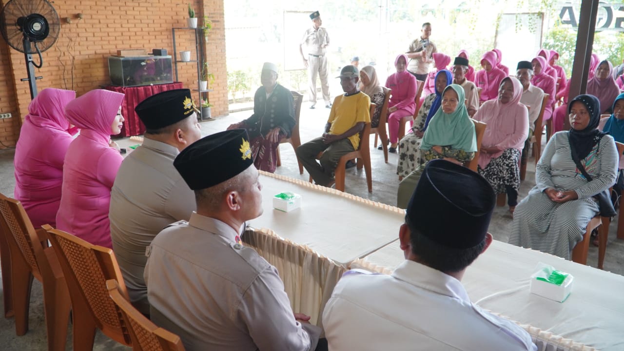 Warga Curhat Kamtibmas ke Kapolres Pasuruan di Desa Wisata Kampung Mangga