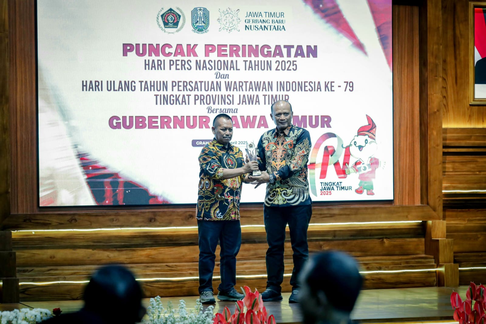 Kapolda Jatim Raih Penghargaan Prapanca Award di Puncak HPN 2025