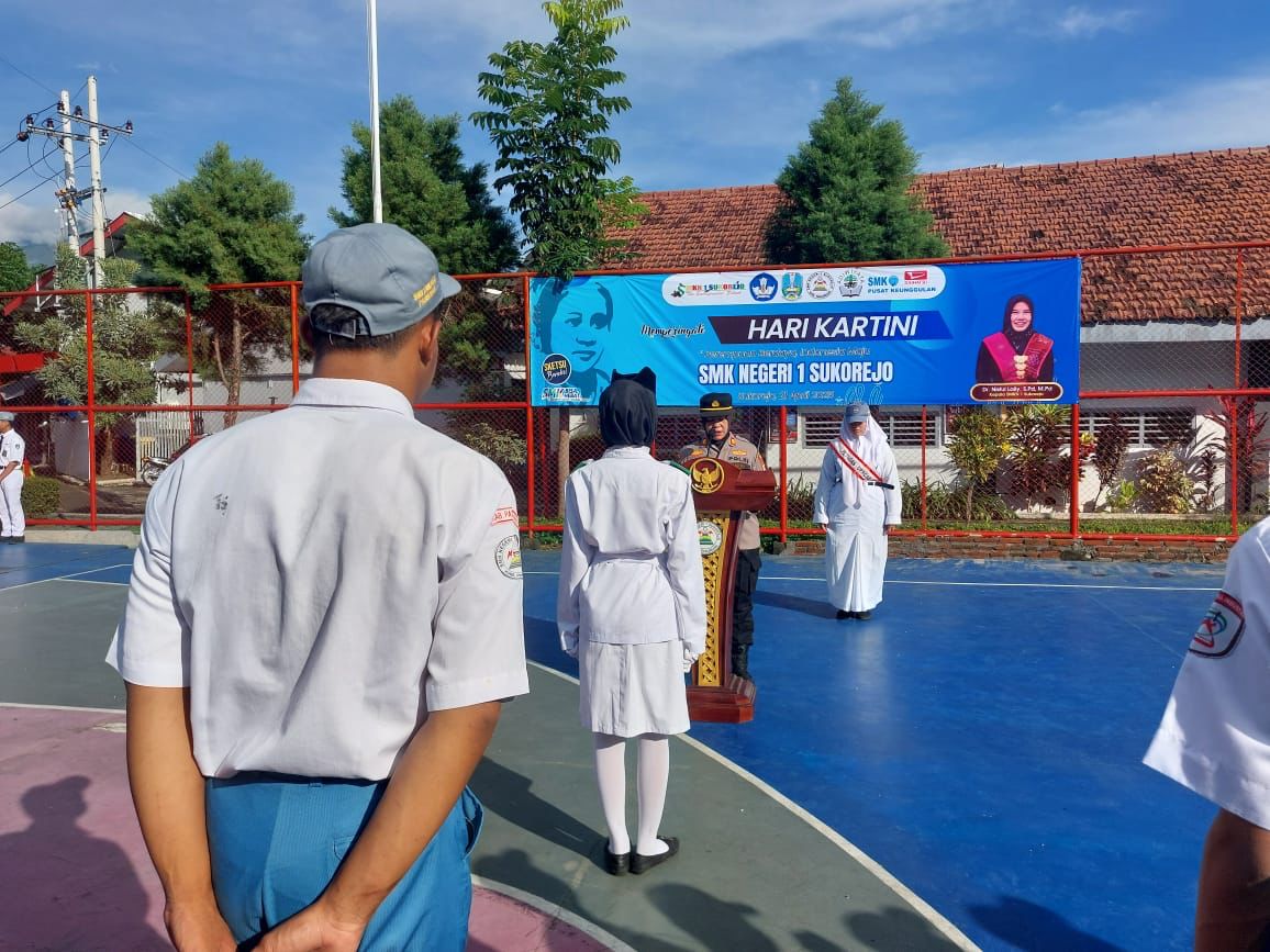 Kapolsek Sukorejo Jadi Pembina Upacara di SMKN 1, Sampaikan Pesan Kartini untuk Pelajar