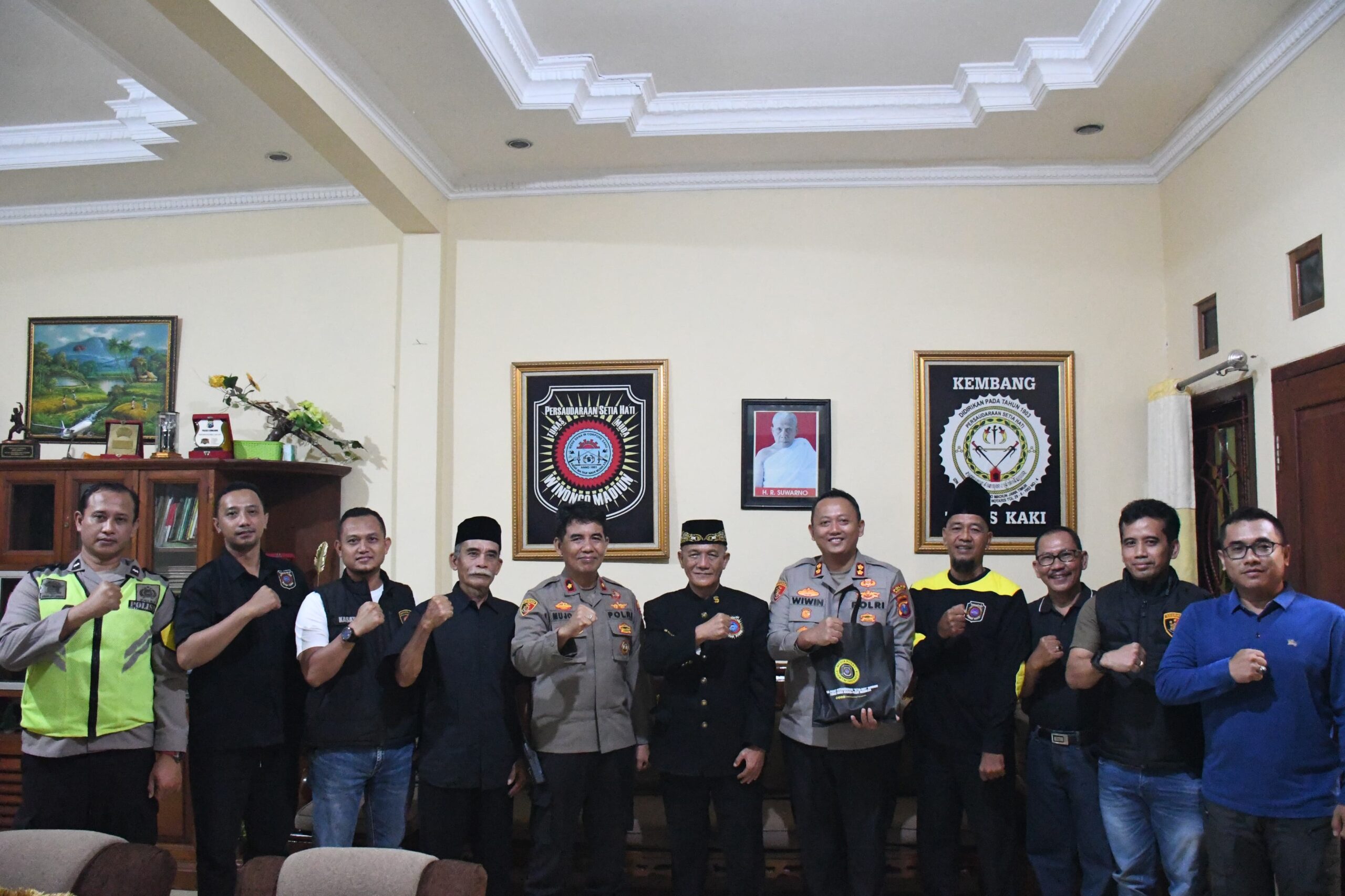 Polres Madiun Kota Jalin Kedekatan, Sosialisasikan Aplikasi Bantuan Polisi di PSHW