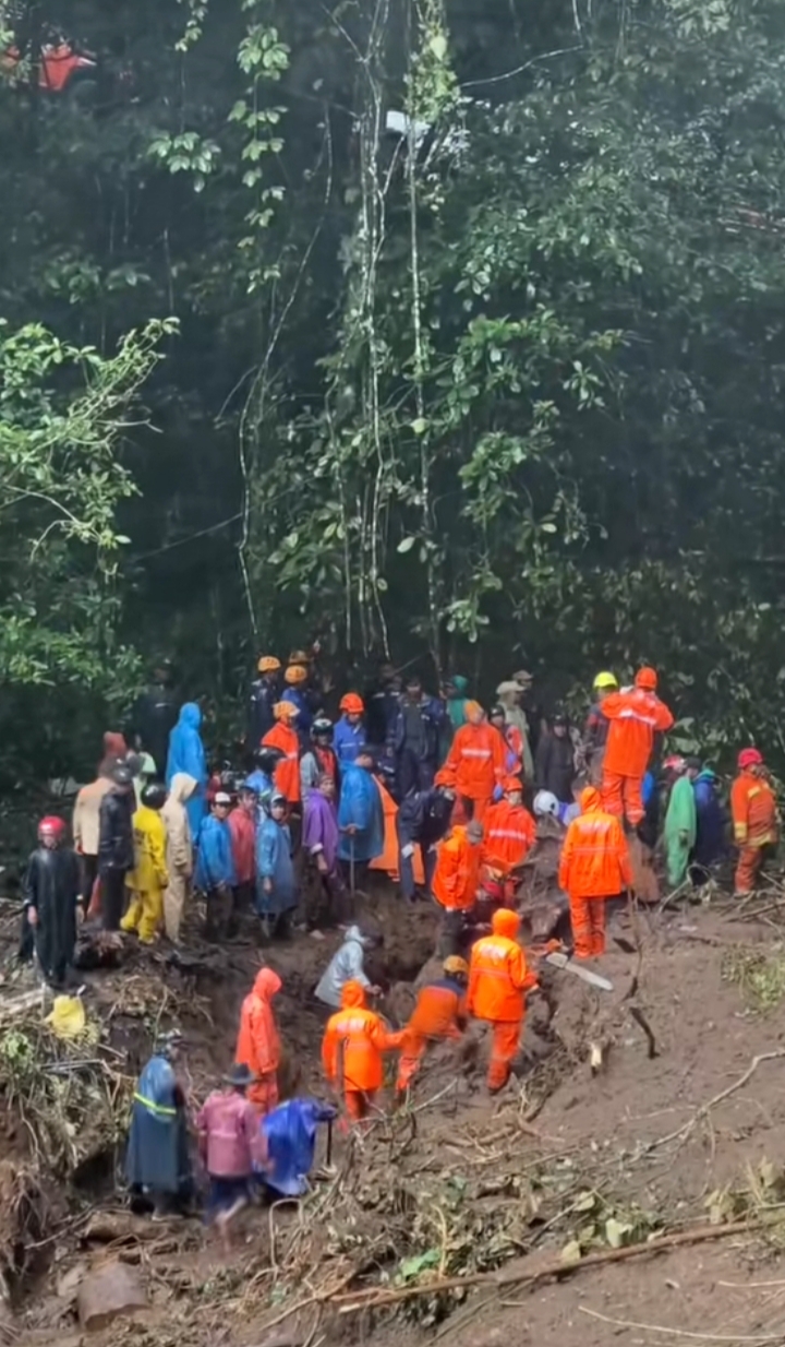 Longsor Jalur Pacet-Cangar Menimbun 2 Minibus, 1 Korban Ditemukan dalam Pencarian Hari Pertama