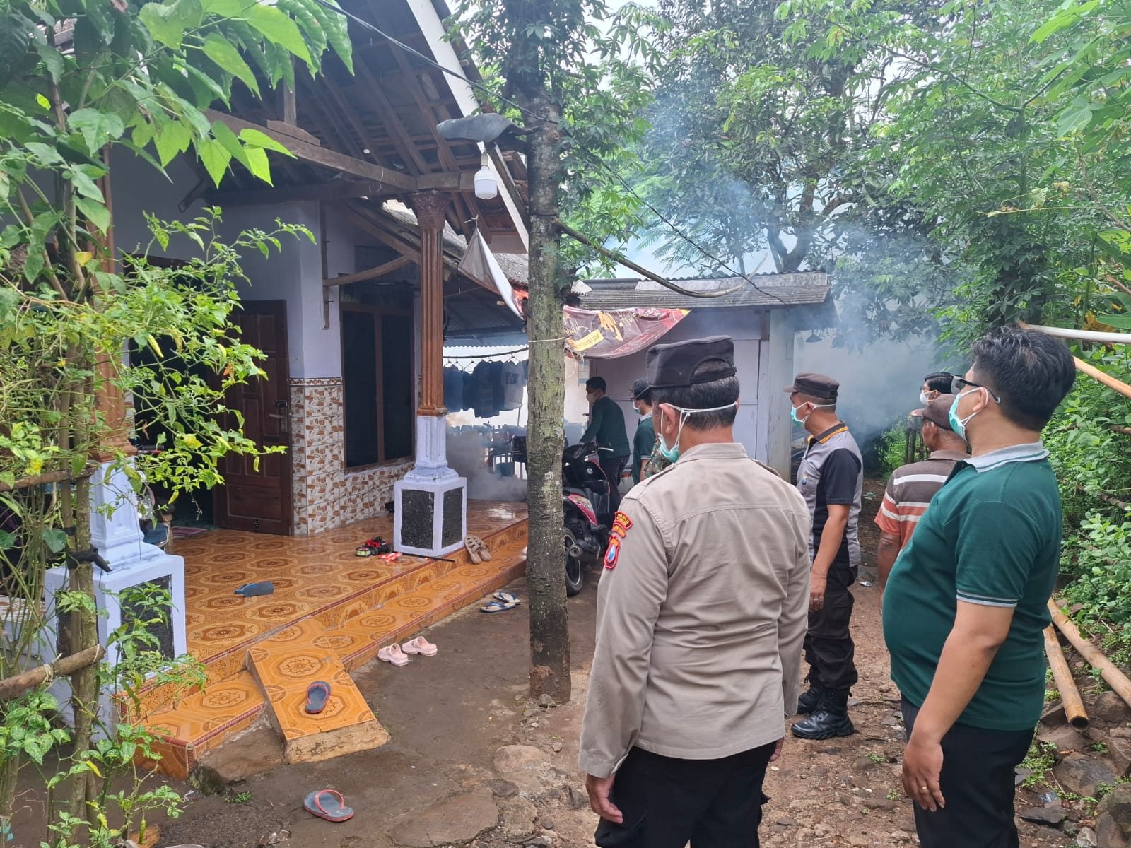 Meningkatnya Wabah DBD, Polsek Lumbang Bergerak Cepat Fogging Desa Cukurguling