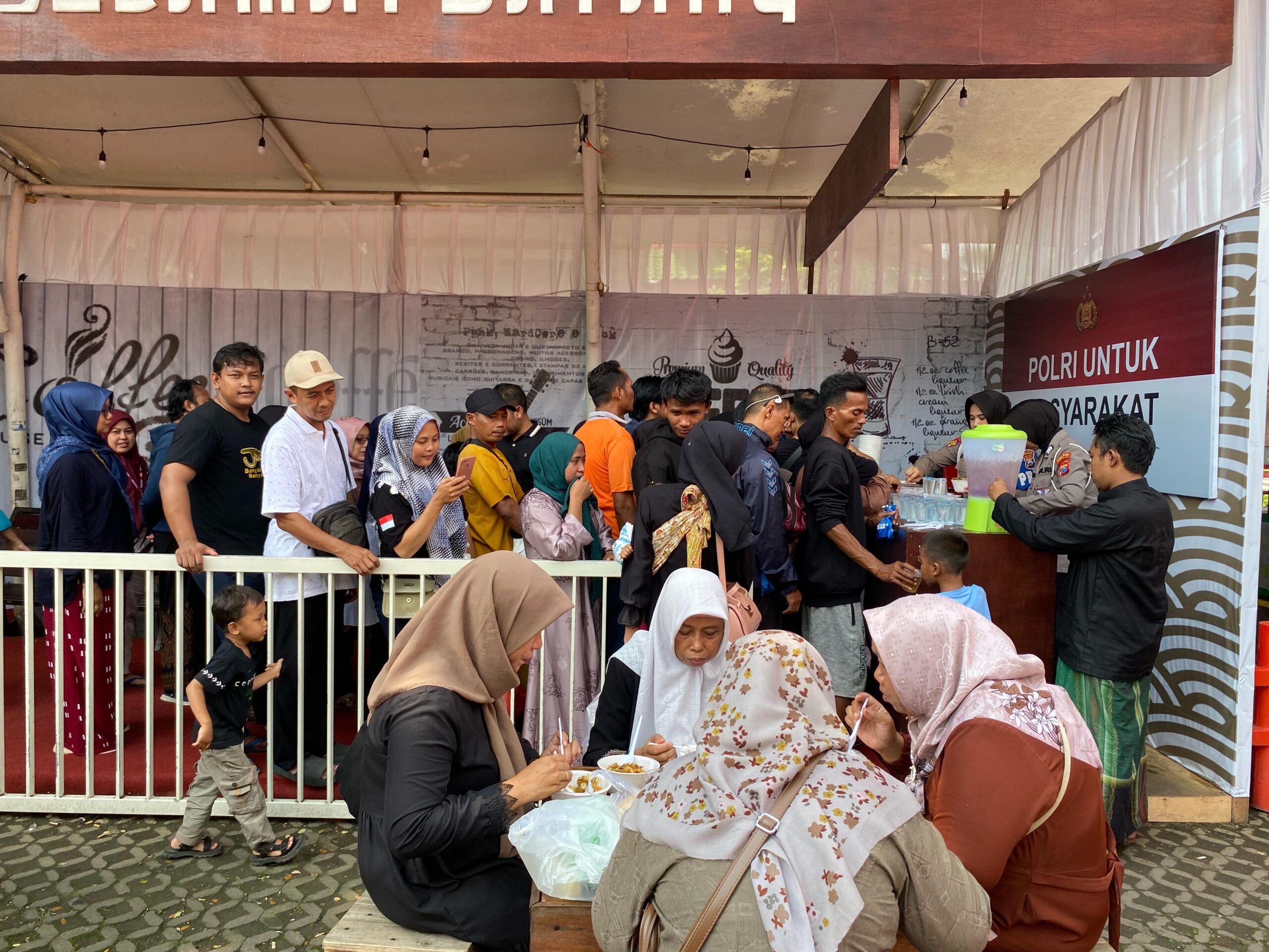 Mewujudkan Slogan Polri untuk Masyarakat, Polres Pasuruan Bagikan Makan Gratis untuk Pemudik