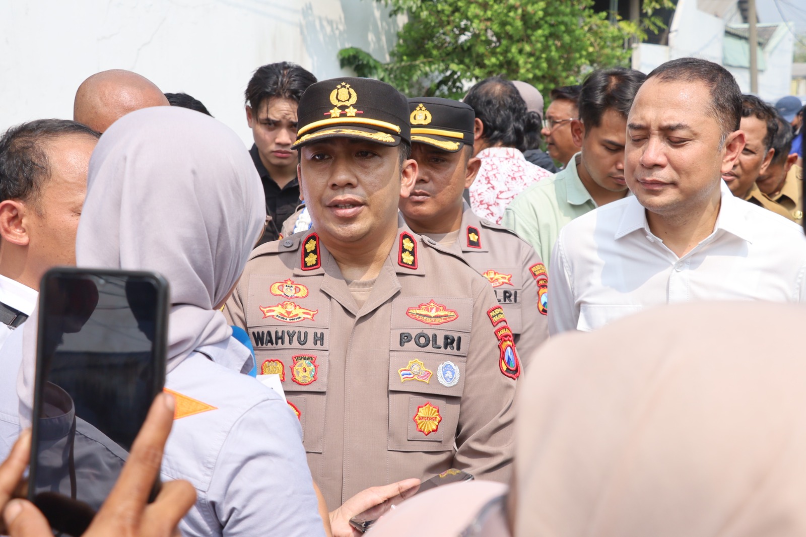 Polres Pelabuhan Tanjungperak Dampingi Pemkot Surabaya Segel Gudang Sentoso Seal
