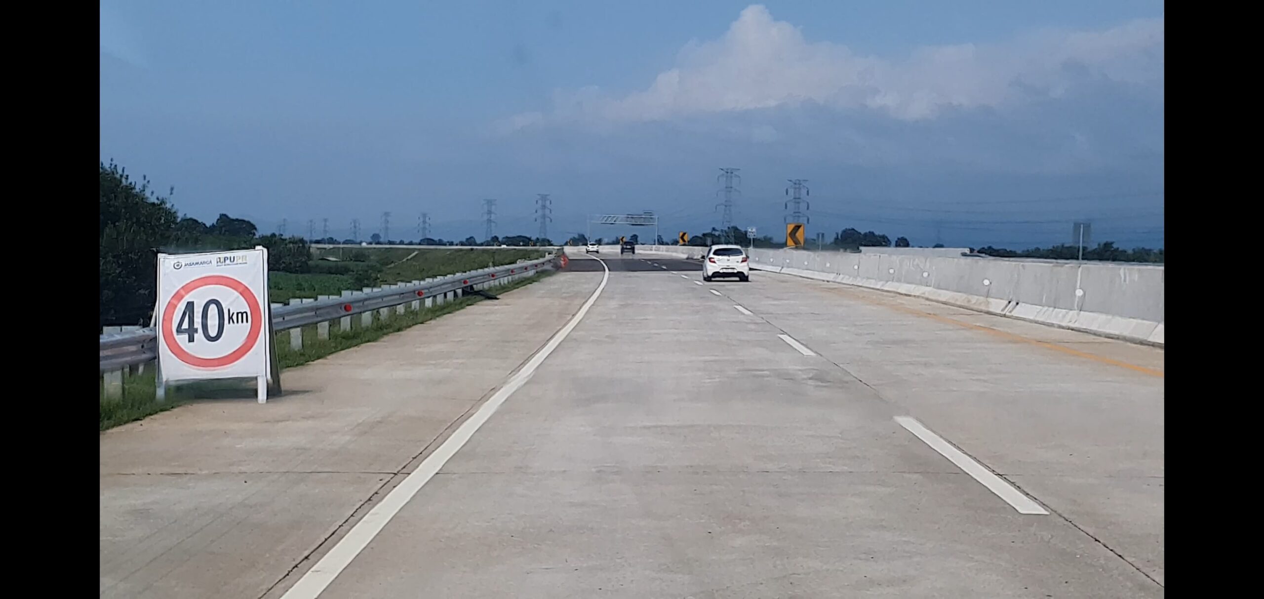 PT. Adhi Karya Berikan Layanan Terbaik, Sikapi Kerusakan TPT, Demi Kelancaran Pengguna Ruas Jalan Toll Probowangi Pada Lebaran 2025.