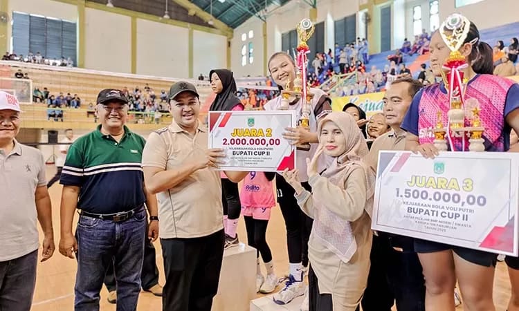 Antusiasme Turnamen bola voli SMPN se – Kabupaten Pasuruan yang diadakan oleh Bupati Pasuruan Rusdi Soetedjo bersama Dinas Pendidikan