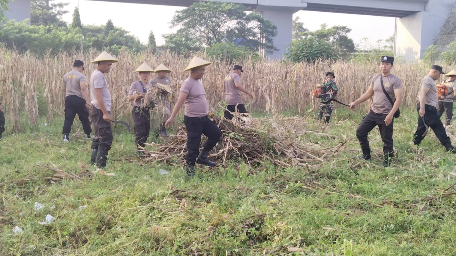 Dukung Astacita Dengan Kerja Bakti Dan Pembukaan Lahan Produktif di Beji, Pasuruan