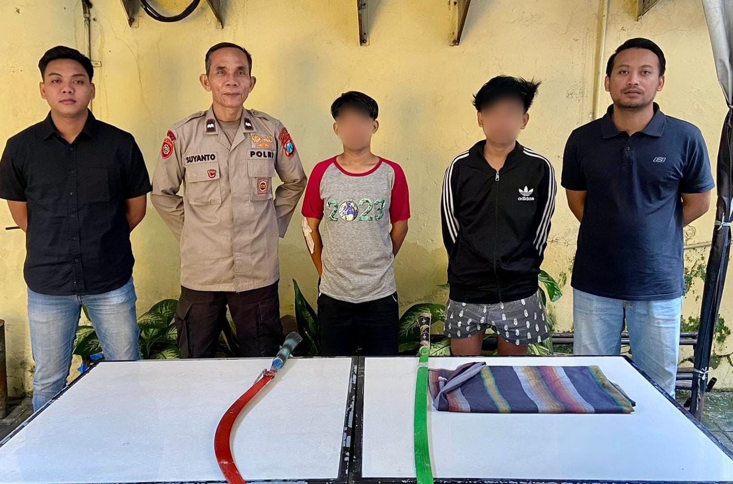 Gerak Cepat Polisi Amankan Dua Remaja Bersajam Hendak Tawuran di Surabaya