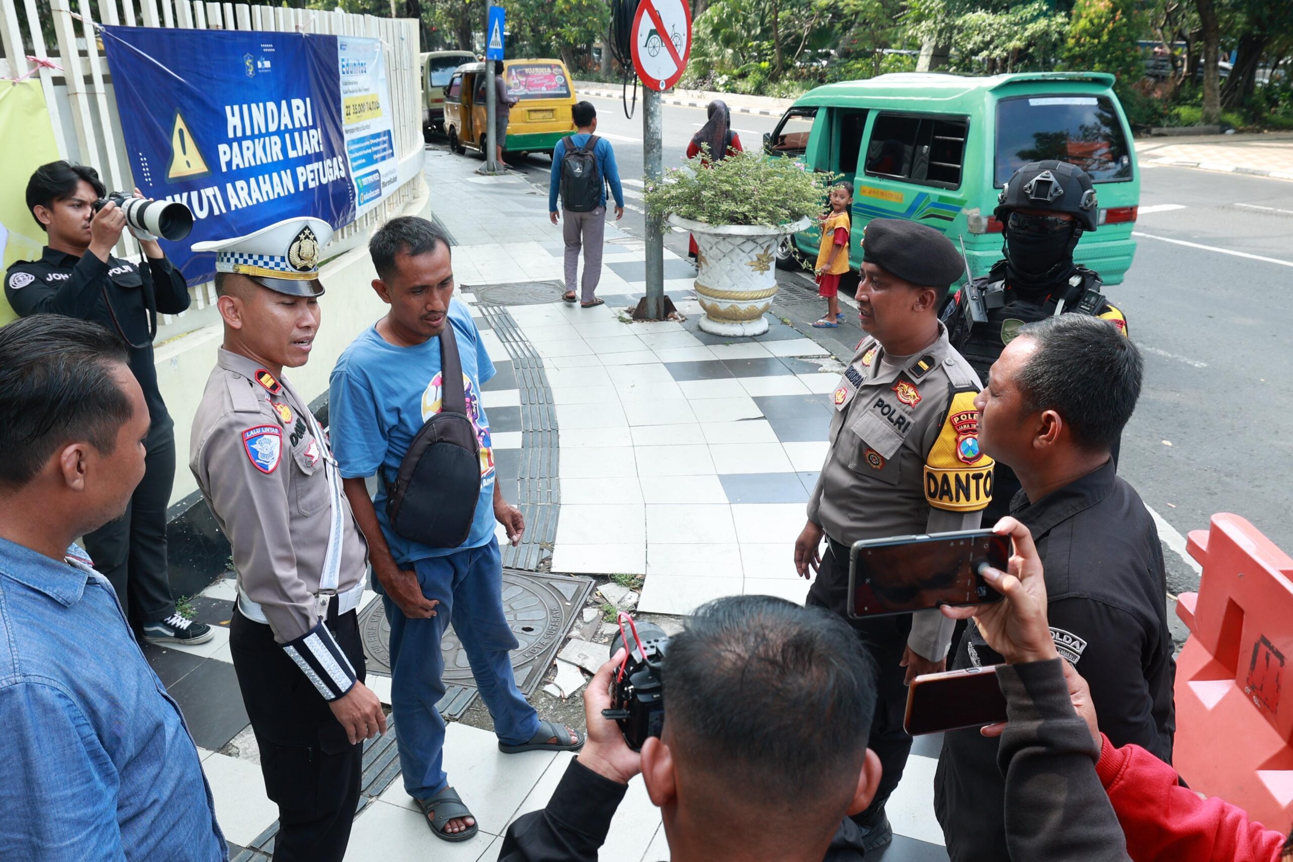 Cegah Aksi Premanisme Polda Jatim Gelar Patroli Skala Besar di Operasi Pekat II Semeru 2025