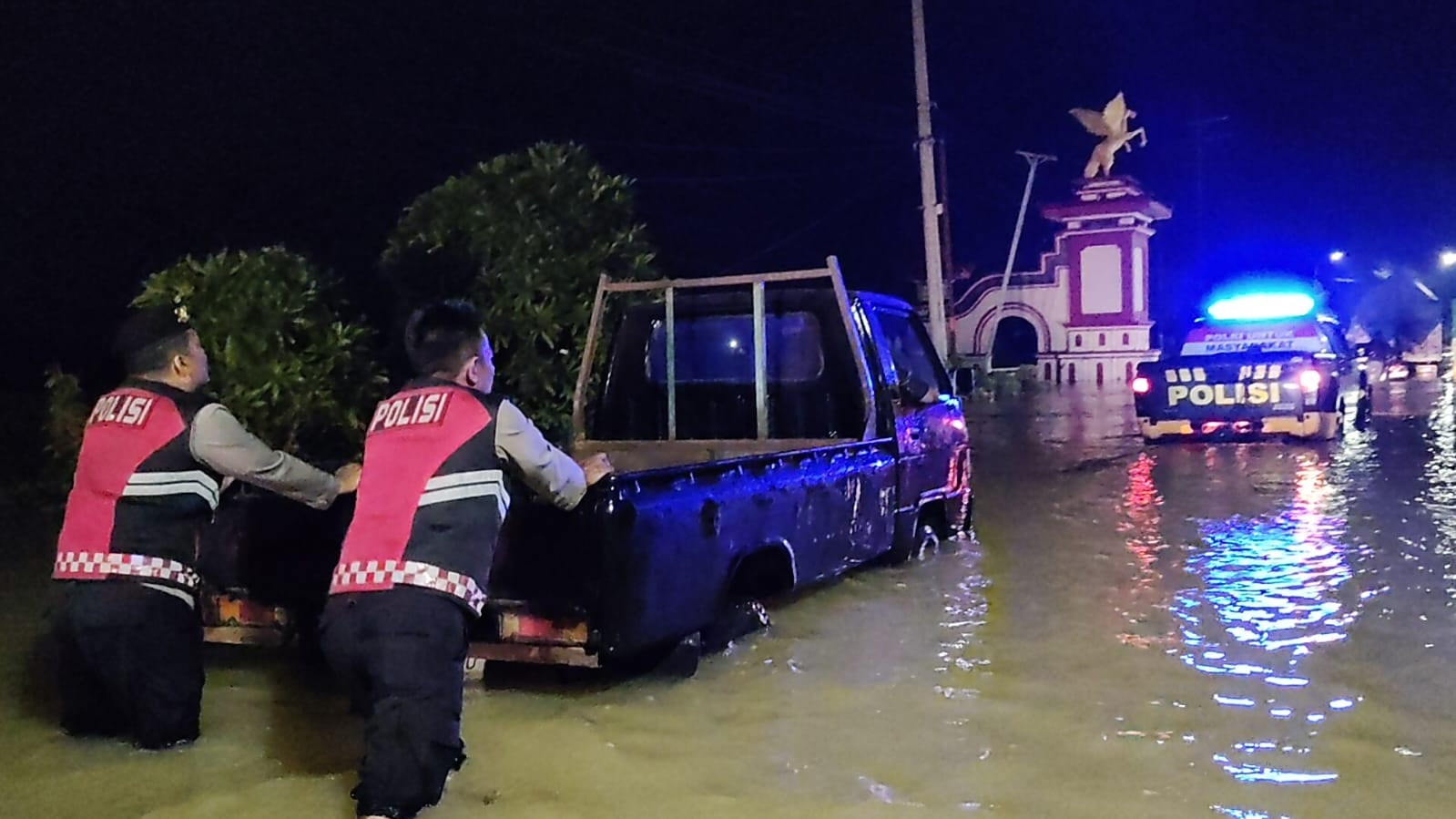Tanggap Bencana, Polisi dan TNI Bantu Evakuasi Warga Terdampak Banjir di Sumenep
