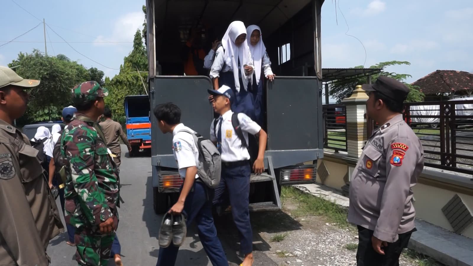 Tanggap Bencana, Polisi Evakuasi Warga Terdampak Luapan Bengawan Solo di Tuban