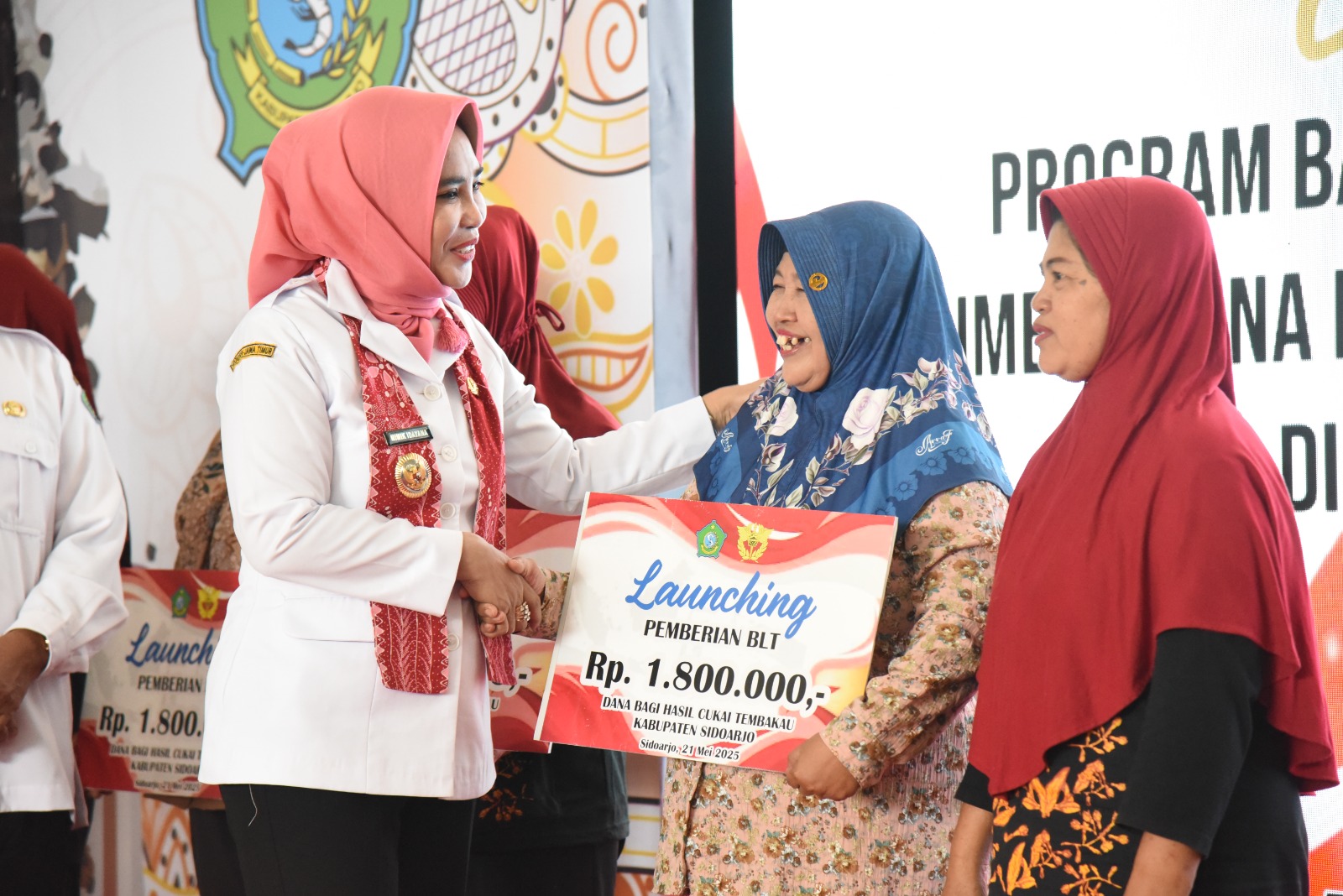 Pemkab Sidoarjo Bagikan BLT Kepada Buruh Pabrik Rokok Sidoarjo