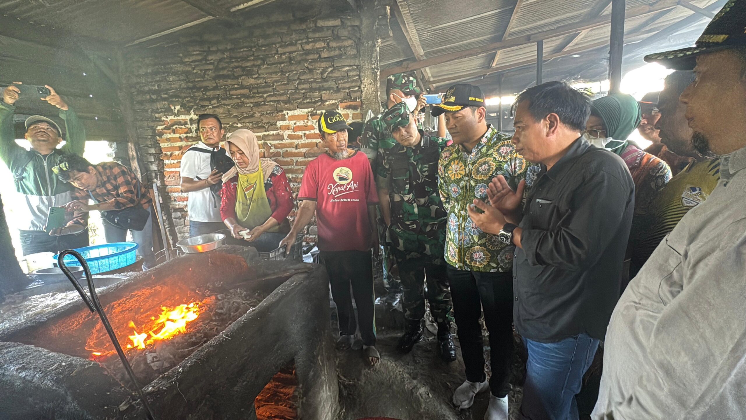 Sidak ke Produsen Tahu di Krian, Bupati Subandi Tawarkan Solusi Alternatif