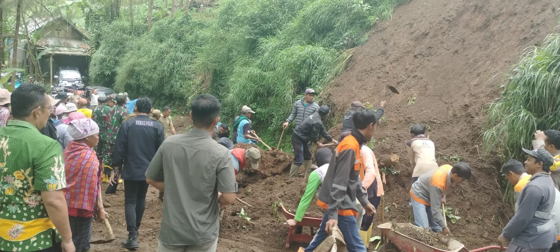 Sinergitas Polsek Tosari dan Warga Berhasil Tangani Longsor di Jalur Wisata Gunung Bromo