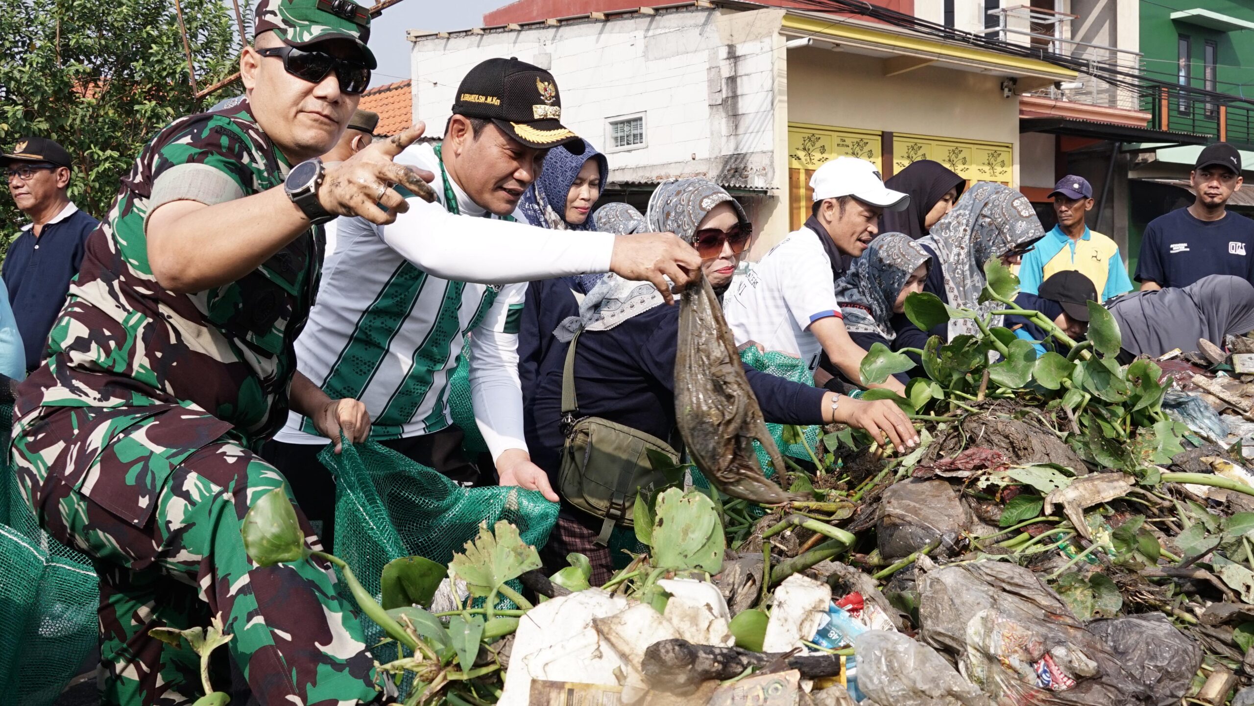 Bupati Subandi bersama Ratusan Orang Bersihkan sampah di Sungai Pelayaran