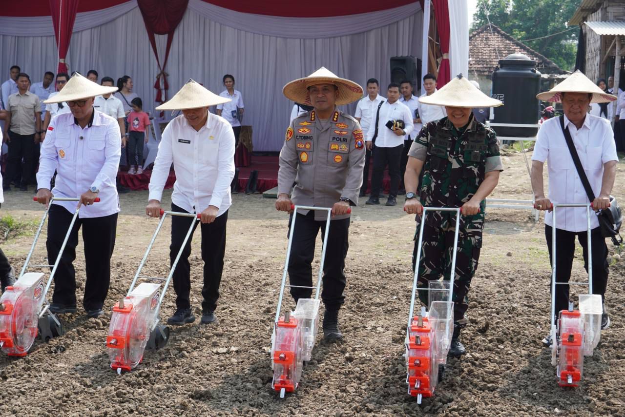 Bupati Sidoarjo Apresiasi Sinergi Imigrasi dan Polresta dalam “Semarak Tanam Jagung