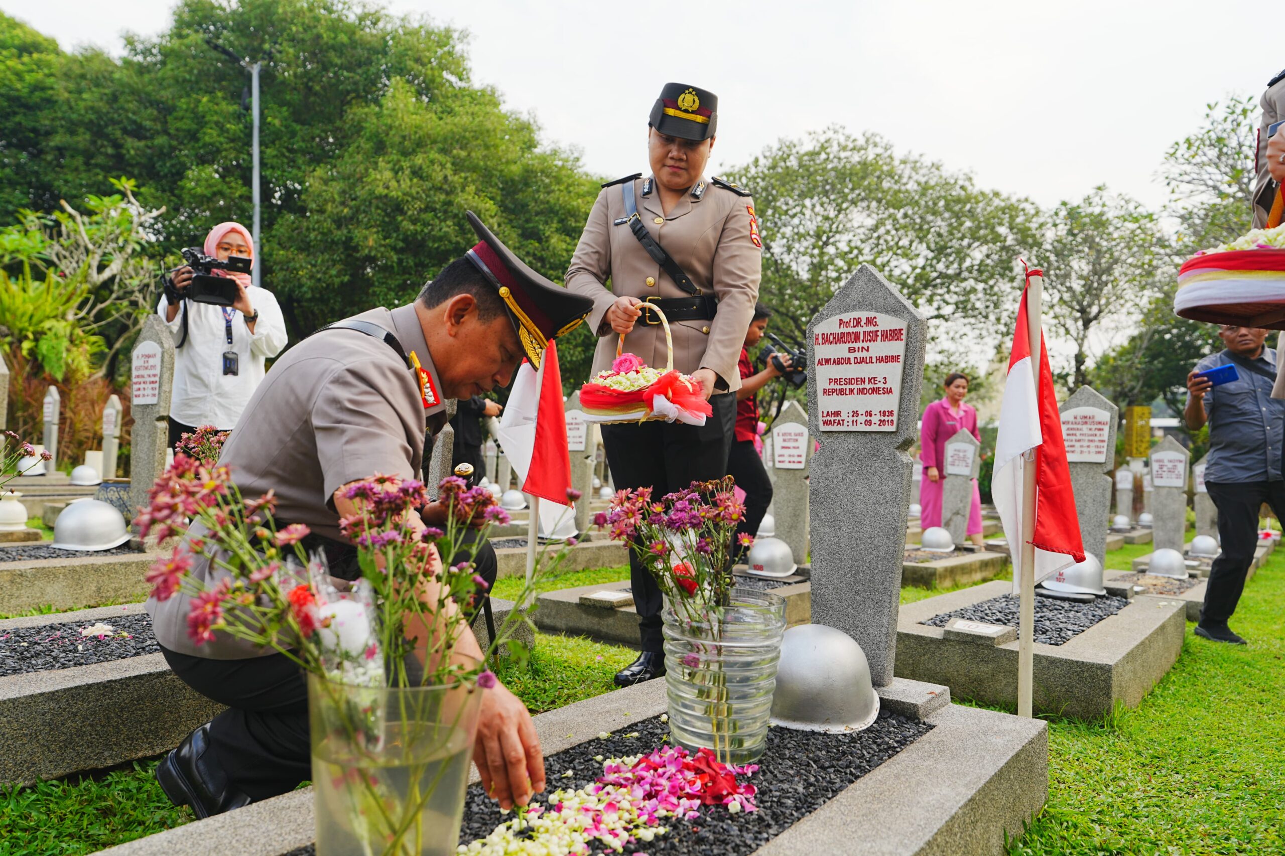 Jelang Hari Bhayangkara, Kapolri Ziarah ke Makam BJ Habibie hingga Hoegeng 