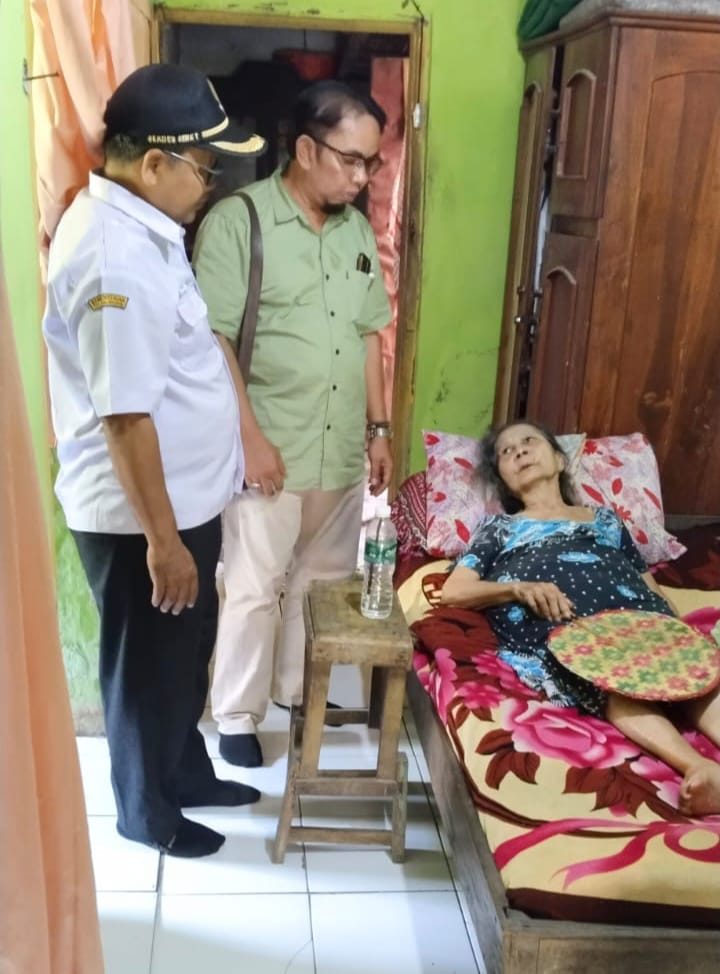 Kades Oro-oro Rombo Wetan Berikan Bantuan Kursi Roda Warganya Yang Menderita Stroke