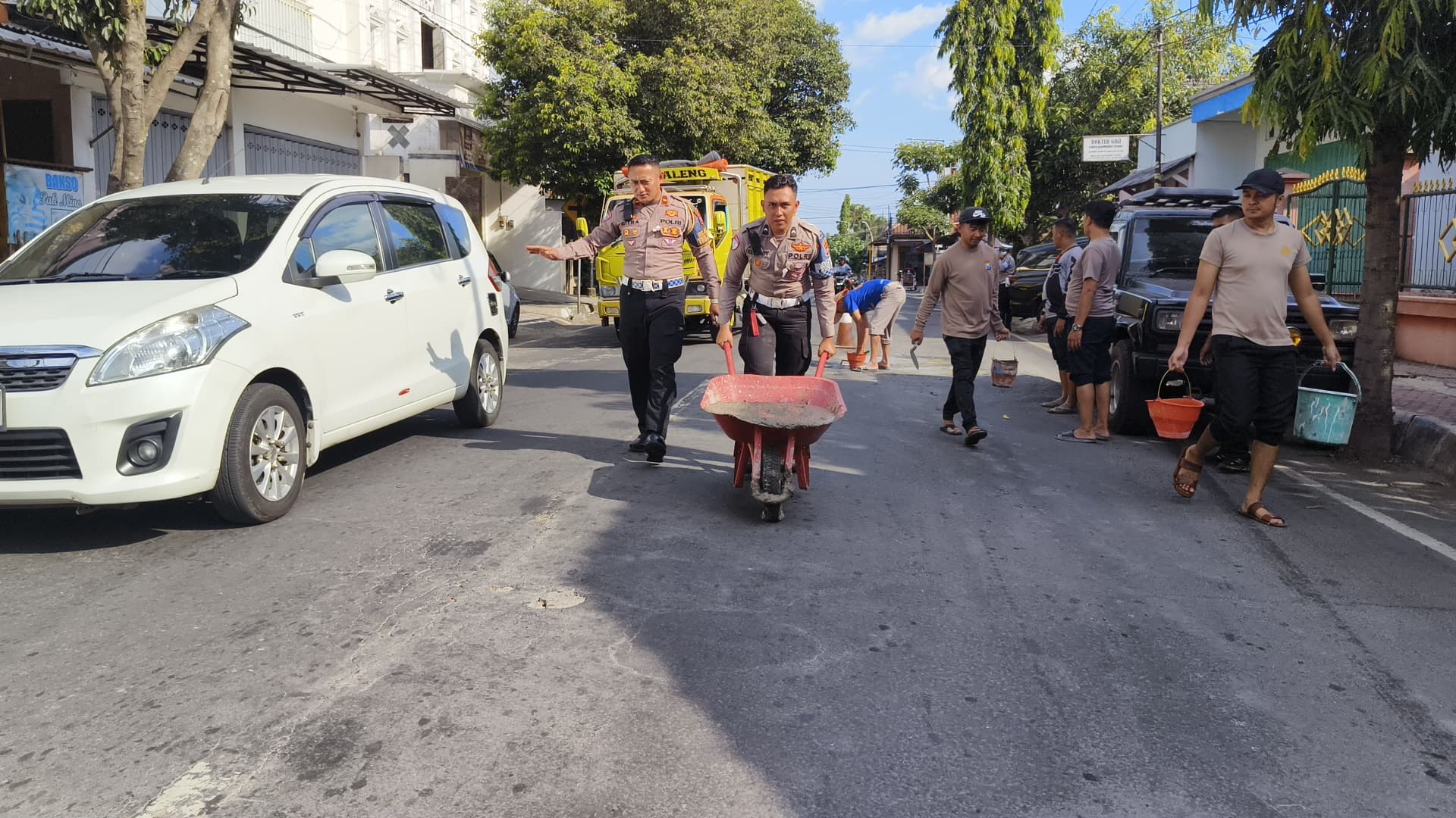 Minimalisir Laka Lantas Polres Bondowoso Tambal Jalan Berlubang: Bakti Polri di Hari Bhayangkara ke – 79