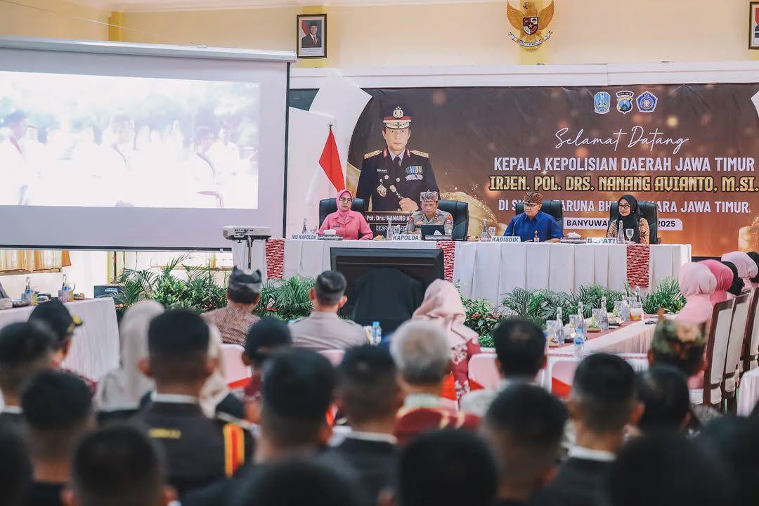Kunjungi SMADATARA, Kapolda Jatim : ‘Negara Maju adalah Negara yang Diisi Generasi Disiplin dan Berkarakter’