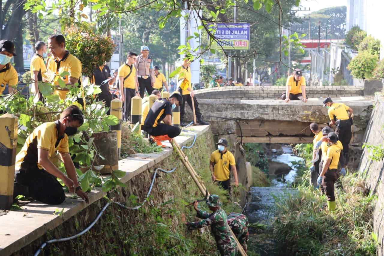 Sinergitas Polres Batu dan TNI di Hari Bhayangkara ke – 79, Peduli Lingkungan Bersihkan Sungai