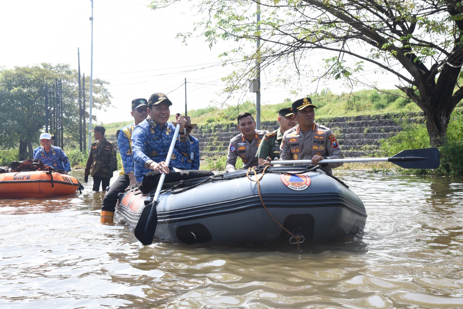 Pakai Perahu Karet, Bupati Subandi Susuri Banjir di Jalan Raya Porong