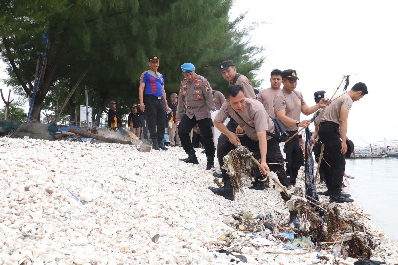 Polri Peduli Lingkungan : Polres Pelabuhan Tanjungperak Bersihkan Pesisir Surabaya Sambut Hari Bhayangkara ke-79