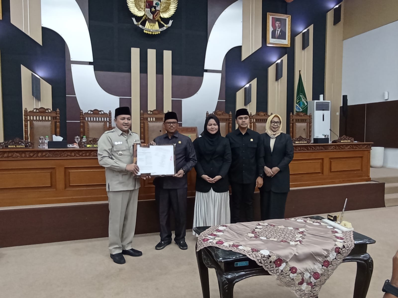 Rapat Paripurna : DPRD Dan Pemerintah Kabupaten tetapkan dia Raperda jadi Perda strategis