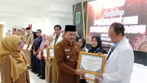 Pemberian penghargaan terhadap pegawai terbaik oleh Bupati Pasuruan 