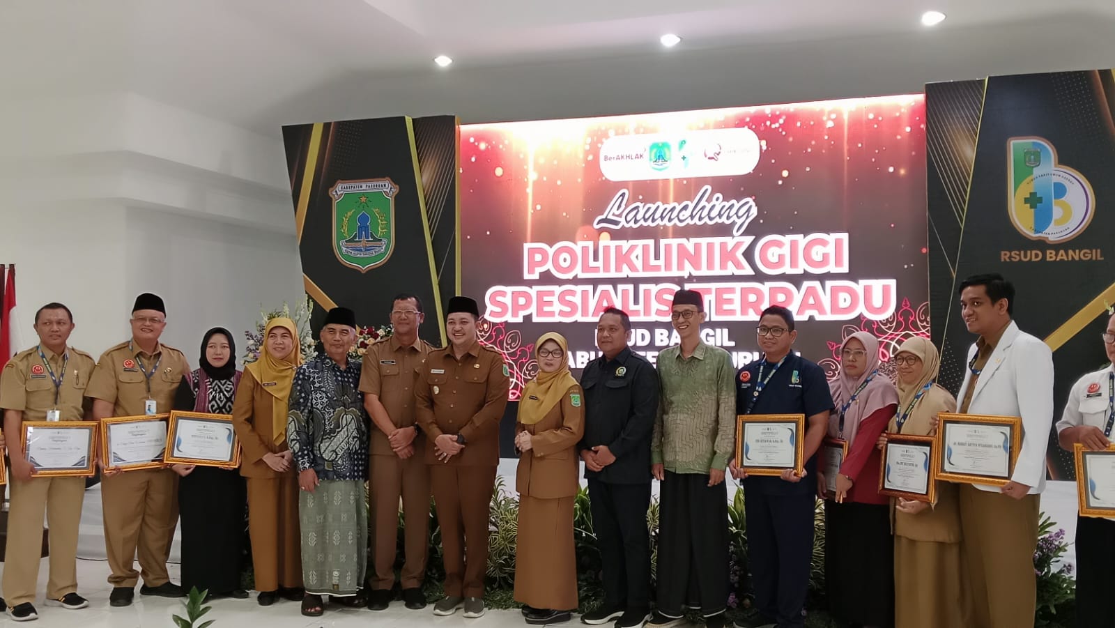 RSUD Bangil gelar Lounching Poliklinik Gigi Special Terpadu : Bagikan santunan anak yatim serta berikan penghargaan untuk pegawai terbaik