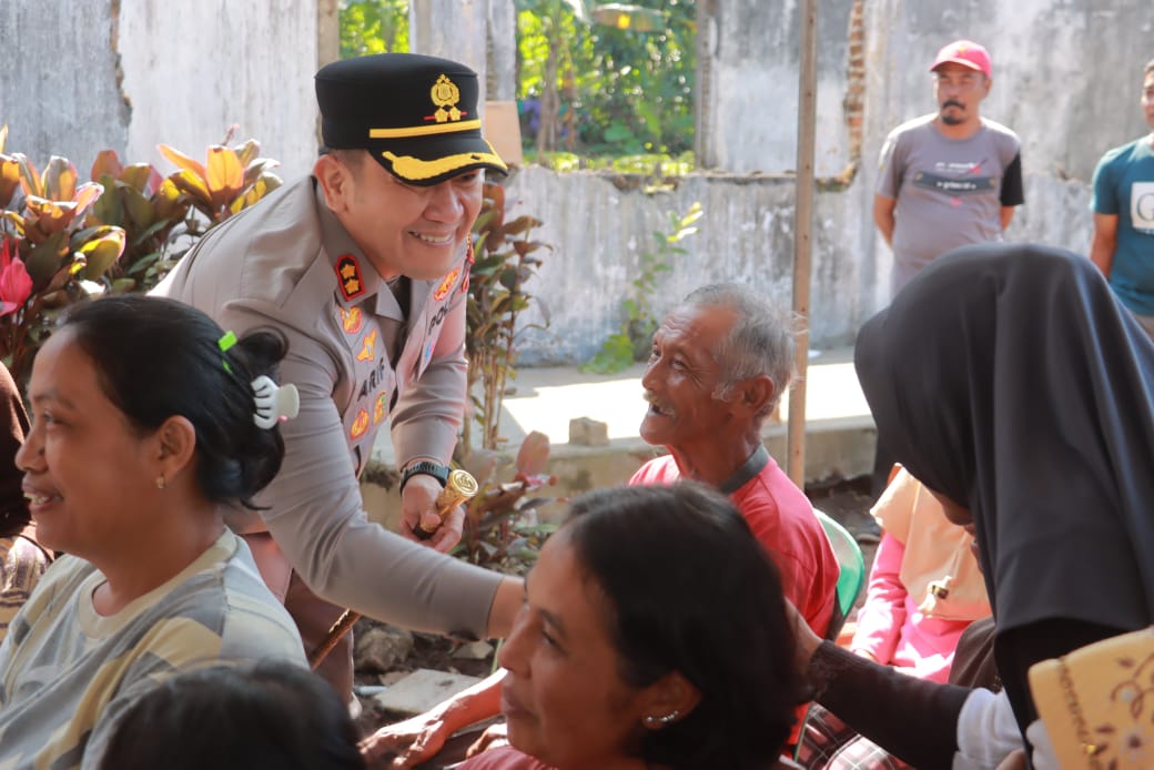 Sambut Hari Bhayangkara ke – 79 Polres Blitar Salurkan Bantuan Sosial Warga Kampung Baru