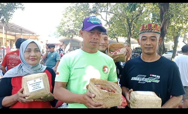 Tradisi gunakan besek ramah lingkungan Pusdik Brimob Watukosek bagikan daging Qurban