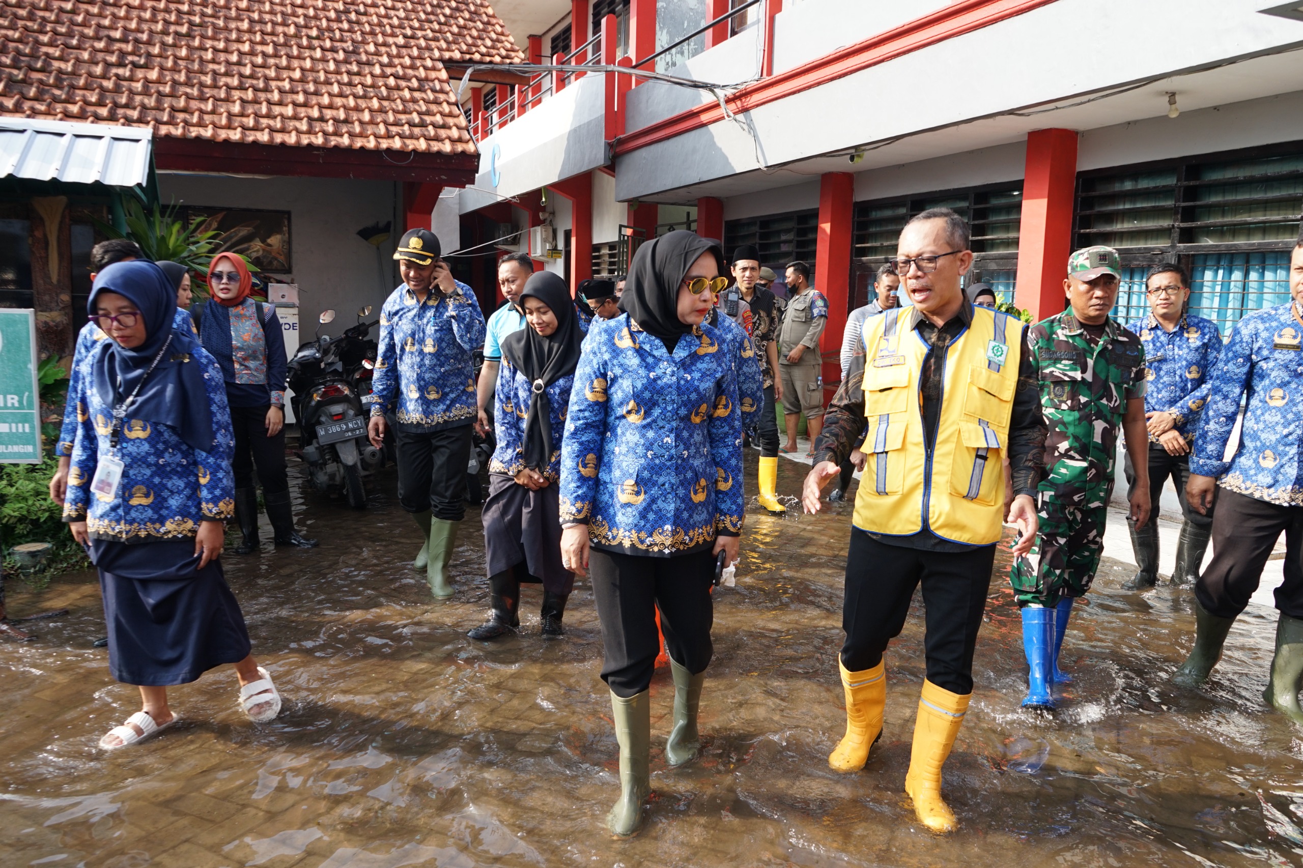 Wabup Mimik Idayana Sidak ke Lokasi Banjir di SMPN 2 Tanggulangin