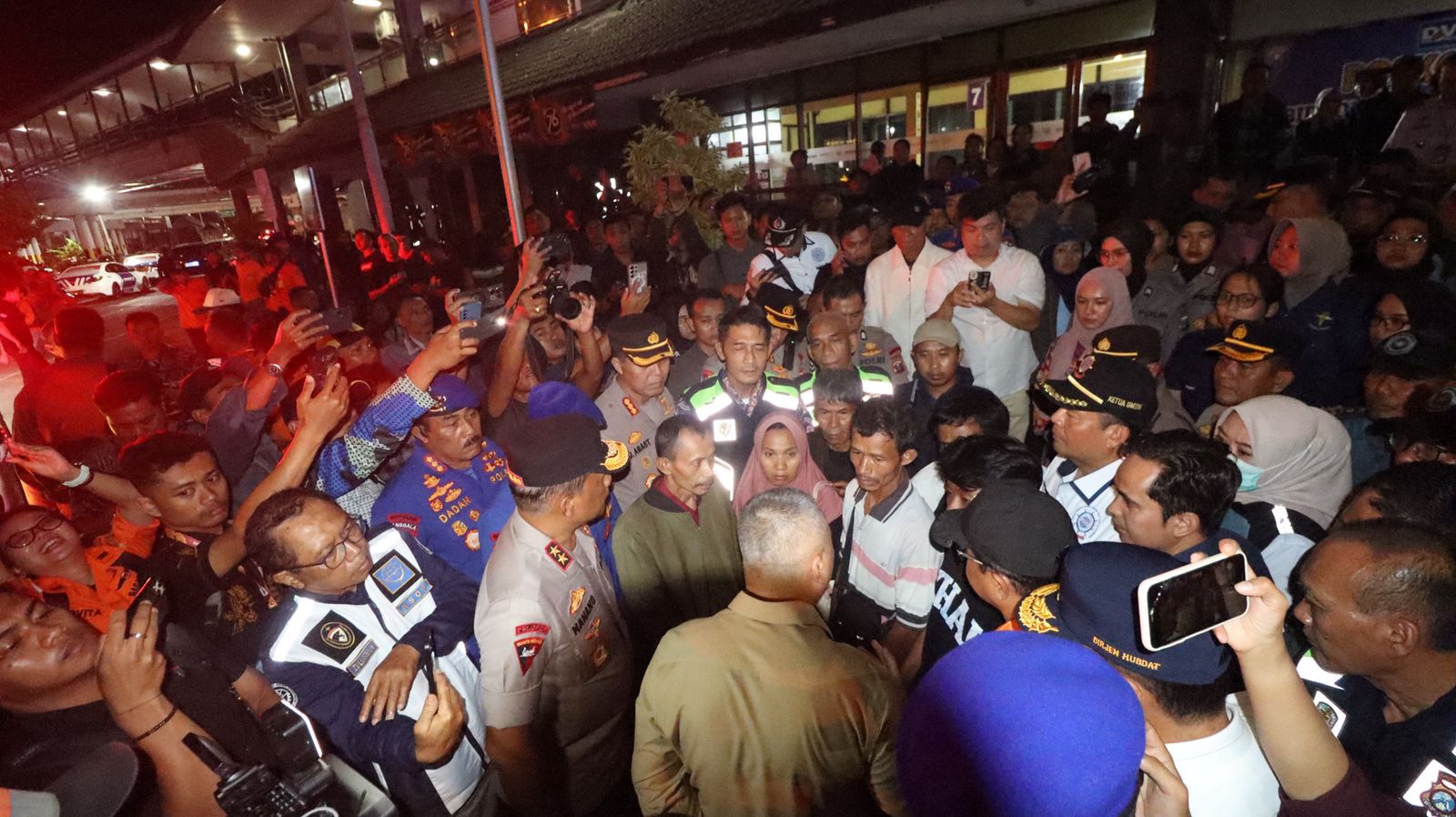 Kapolda Jatim Dampingi Menhub, dan Kakorpolairud Tinjau Korban KMP Tunu Pratama Jaya di Ketapang Banyuwangi