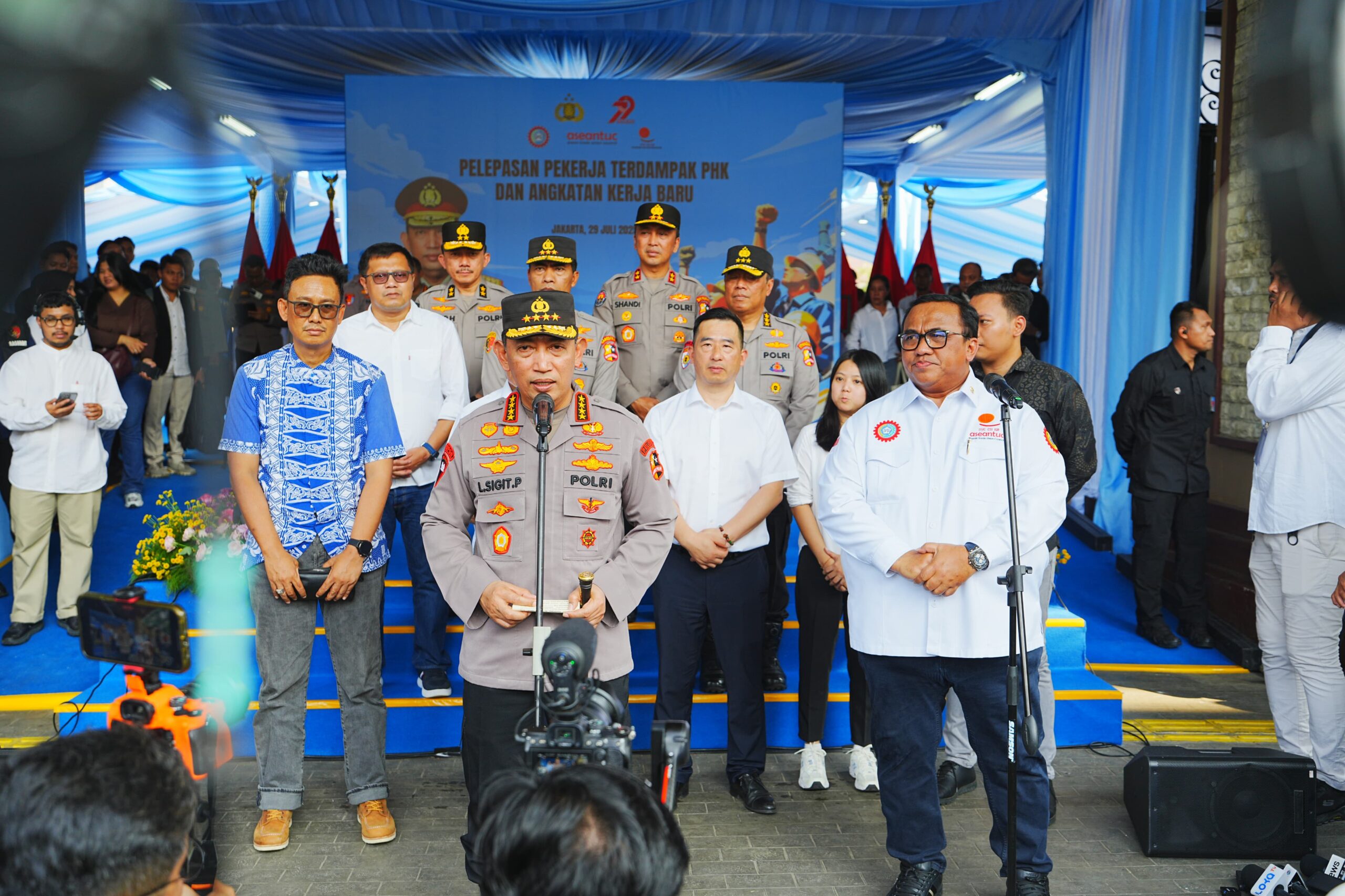 Lepas Buruh Terdampak PHK dan Angkatan Kerja Baru, Kapolri: Kabar Gembira di Tengah Dampak Global 